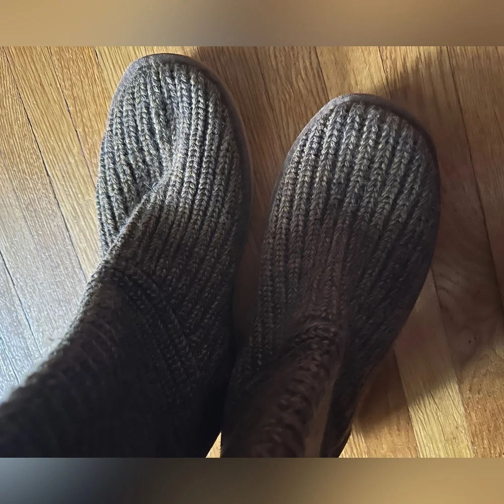 Ugg Classic Cardy Boot in Brown, Size 9
